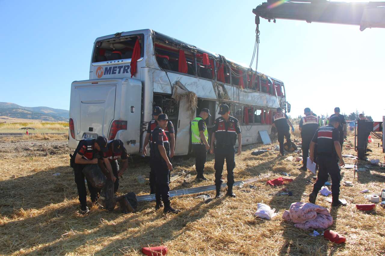 Yolcu otobüsü şarampole devrildi! 2'si ağır 46 yaralı var 14